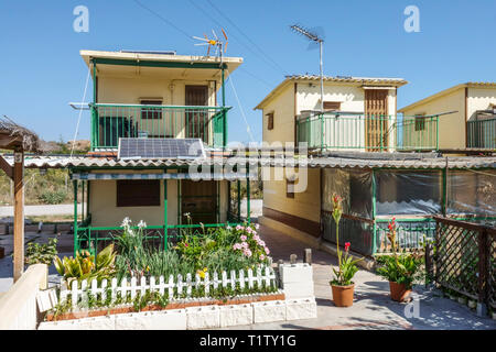 Kleine Häuser von Fischern ist eine Gruppe von 31 Häusern dauerhaft ganzjährig bewohnt, ist wunderbare Architektur, Alboraya, Valencia Spanien Häuser Stockfoto