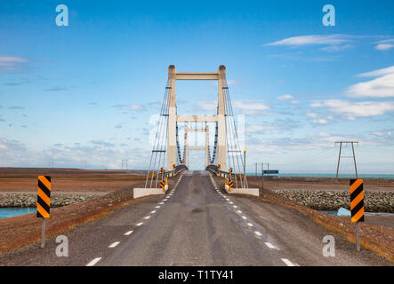 Hängebrücke über Jokulsa Glacial River an der Route 1 in der Nähe der Gletscherlagune Jokulsarlon. Route 1 oder Ring Road (hringvegur) ist eine nationale Straße, ausführen Stockfoto