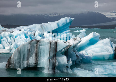 Schmelz leuchtend blaue Eisberge in der Gletscherlagune Jokulsarlon, eine beliebte Reise dastination und eines der Naturwunder Islands. Bre Stockfoto