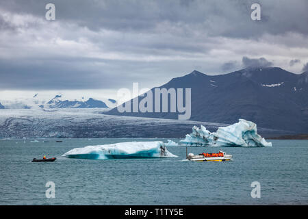 Touristen Schwimmwesten nehmen eine Bootstour auf amphibienfahrzeug Eisberg vorbei Am Gletschersee Jökulsárlón Gletschersee, eine beliebte Reise dastination ein Stockfoto