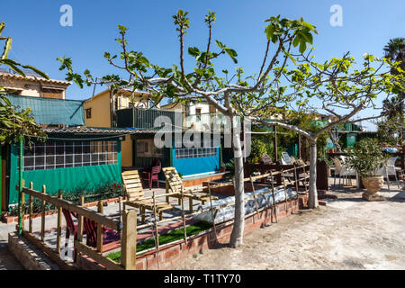 Kleine Häuser der Fischer ist eine Gruppe von 31 Häusern dauerhaft das ganze Jahr über bewohnt, ist wunderbare Architektur, Oliva, Valencia Strand Spanien Stockfoto