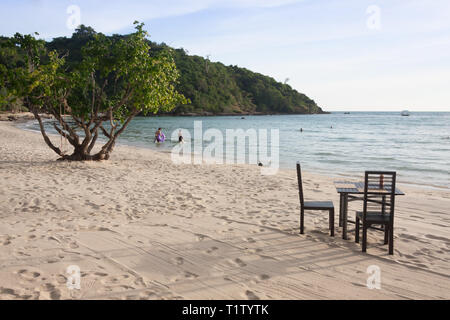 Esstisch, vorbereitet für zwei am weißen Sandstrand Stockfoto