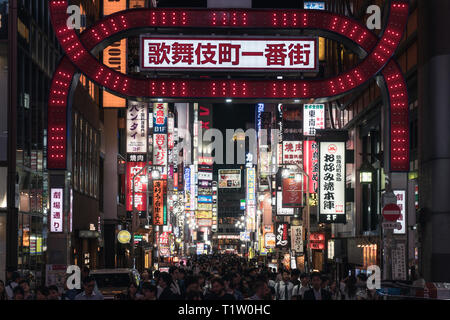 Kabukicho Ichibangai in der Nacht in Shinjuku, Tokyo, Japan Stockfoto