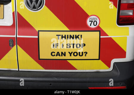 Straßenverkehrssicherheitsschild auf der Rückseite des Transporters, denken Sie, wenn ich stoppen können Sie? Warnschild auf der Rückseite des Fahrzeugs UK Stockfoto