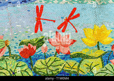 Hanoi Keramik Mosaik Wandbild oder Hanoi Keramik Straße. Vietnam. Mit blühenden Lotus Blumen. Die längste Keramische Wand in der Welt, Guinness Rekord. Stockfoto