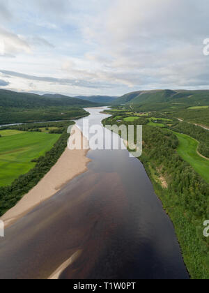 Luftaufnahme von Teno aka Tana River zwischen Norwegen und Finnland im Sommer. Teno River ist bekannt für seine Lachsfischerei bekannt. Stockfoto