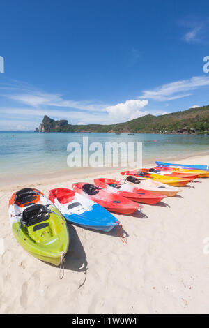 Bunte Kajaks am tropischen Strand, Thailand Stockfoto