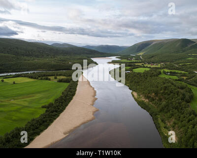 Luftaufnahme von Teno aka Tana River zwischen Norwegen und Finnland im Sommer. Teno River ist bekannt für seine Lachsfischerei bekannt. Stockfoto