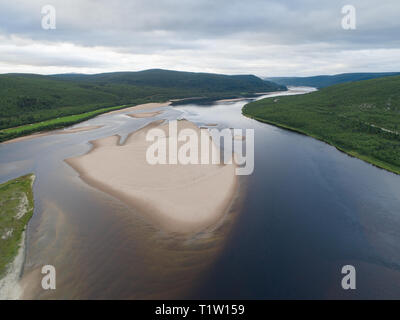 Luftaufnahme von Teno aka Tana River zwischen Norwegen und Finnland im Sommer. Teno River ist bekannt für seine Lachsfischerei bekannt. Stockfoto