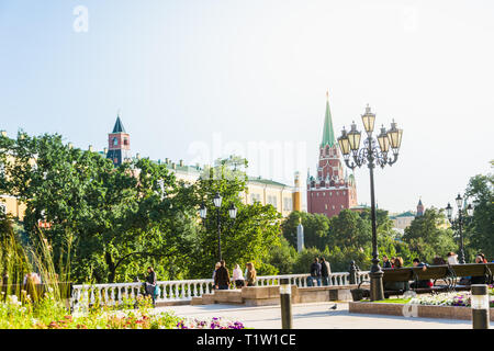 Moskau, Russland - September 23.09.2017: Touristen zu Fuß in Moskau auf einem Hintergrund von Gebäuden des Moskauer Kreml im Sommer Tag. In der Mitte der Stadt. Stockfoto