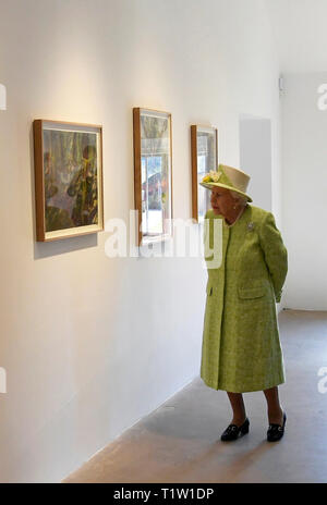 Queen Elizabeth II. besucht Hauser & Wirth Somerset Galerie an Durslade Bauernhof im Bruton, Somerset. Stockfoto