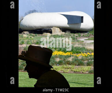 Queen Elizabeth II. besucht Hauser & Wirth Somerset Galerie an Durslade Bauernhof im Bruton, Somerset. Stockfoto