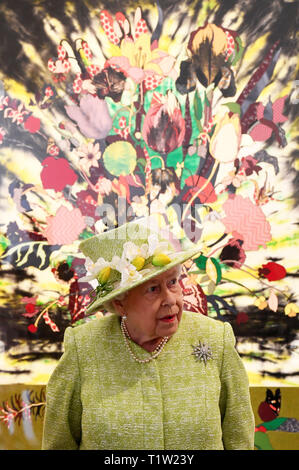 Queen Elizabeth II. besucht Hauser & Wirth Somerset Galerie an Durslade Bauernhof im Bruton, Somerset. Stockfoto