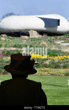 Queen Elizabeth II. besucht Hauser & Wirth Somerset Galerie an Durslade Bauernhof im Bruton, Somerset. Stockfoto