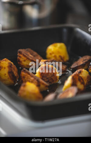 Bratkartoffeln in gänseschmalz Rosmarin und Meersalz für Weihnachten Mittagessen gekocht Stockfoto