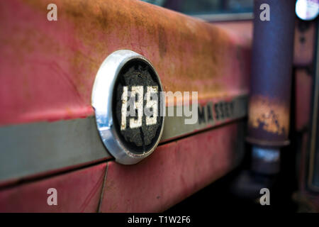 Oldtimer Traktor von Massey Ferguson Nahaufnahme Stockfoto