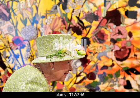 Queen Elizabeth II. besucht Hauser & Wirth Somerset Galerie an Durslade Bauernhof im Bruton, Somerset. Stockfoto