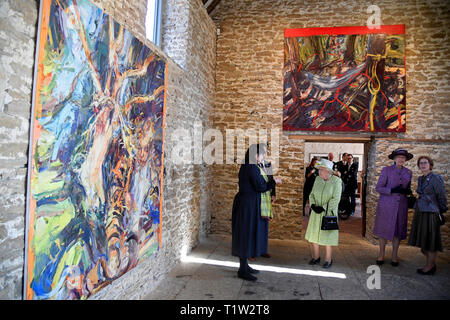 Iwan Wirth und seine Frau Manuela Wirth show Queen Elizabeth II rund um die Hauser & Wirth Somerset Galerie an Durslade Bauernhof im Bruton, Somerset. Stockfoto