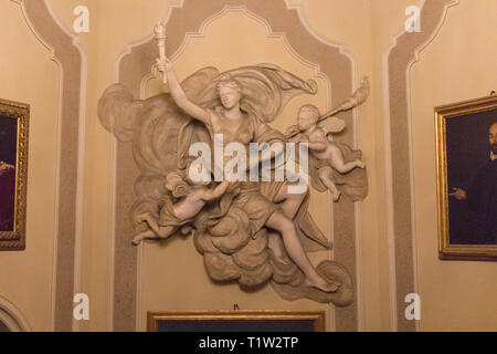 Italien, Mailand - 30. Dezember 2017: Die Ansicht von bas-relief Stuck, 18. Jahrhundert, Venus, eine Taschenlampe und zwei geflügelte Putten, Poldi Pezzoli Museum. Stockfoto