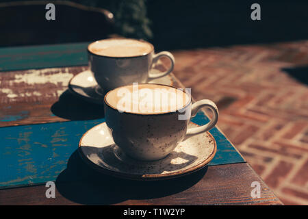 zwei Tassen cappuccino Stockfoto