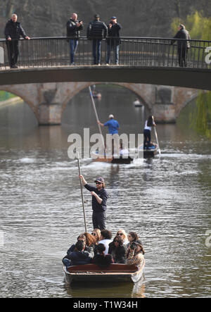 Menschen Punt entlang dem Fluss Cam in Cambridge. Stockfoto