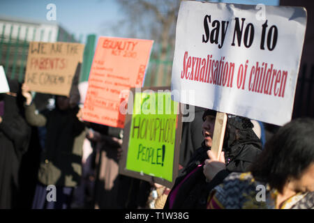 Eltern, Kinder und Demonstranten gegen die Lektionen über die homosexuellen Beziehungen, die lehrt Kinder über die LGBT-Rechte in der anderton Park Primary School, Birmingham demonstrieren. Stockfoto