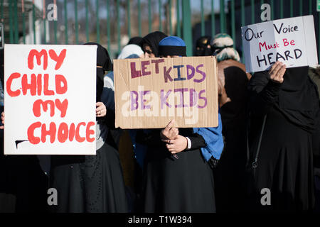 Eltern, Kinder und Demonstranten gegen die Lektionen über die homosexuellen Beziehungen, die lehrt Kinder über die LGBT-Rechte in der anderton Park Primary School, Birmingham demonstrieren. Stockfoto