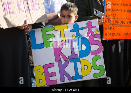 Eltern, Kinder und Demonstranten gegen die Lektionen über die homosexuellen Beziehungen, die lehrt Kinder über die LGBT-Rechte in der anderton Park Primary School, Birmingham demonstrieren. Stockfoto