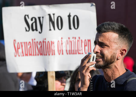 Eltern, Kinder und Demonstranten gegen die Lektionen über die homosexuellen Beziehungen, die lehrt Kinder über die LGBT-Rechte in der anderton Park Primary School, Birmingham demonstrieren. Stockfoto