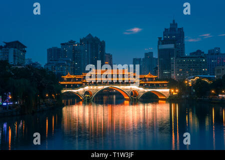 Anshun Brücke auf Jin Fluss in der Nacht in Chengdu, Sichuan, China Stockfoto