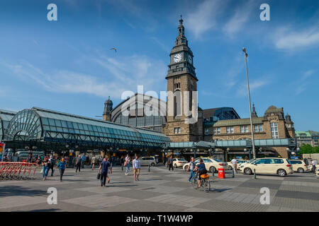 Taxis, Hauptbahnhof, Hachmannplatz, Kirchenallee, Hamburg, Deutschland Stockfoto