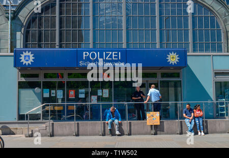 Polizeiwache, Hauptbahnhof, Hachmannplatz, Kirchenallee, Hamburg, Deutschland Stockfoto