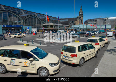 Taxis, Hauptbahnhof, Hachmannplatz, Kirchenallee, Hamburg, Deutschland Stockfoto