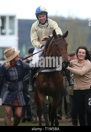 Jockey Alex Edwards feiert seinen Sieg auf Hazel Hill in der St. James' Ort Foxhunter Challenge Cup Open Jäger "Chase bei Gold Cup Tag der 2019 Cheltenham Festival in Cheltenham Racecourse. Stockfoto