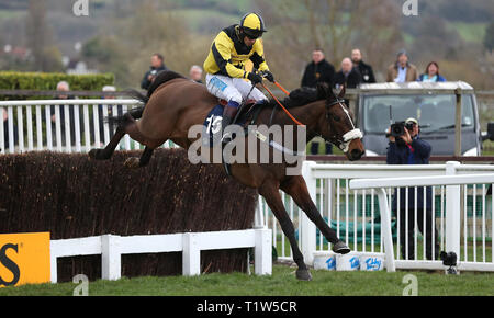 Straße nach Rom geritten von Jockey Sam Waley-Cohen während des St. James's Place Foxhunter Challenge Cup Open Jäger "Chase Stockfoto