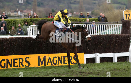 Straße nach Rom geritten von Jockey Sam Waley-Cohen während des St. James's Place Foxhunter Challenge Cup Open Jäger "Chase Stockfoto