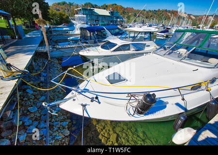 Toronto, Kanada-22 Oktober 2018: Bluffer Boating club und Yacht Club Marina am Fuße der Scarborough Bluffs Park in Toronto Stockfoto