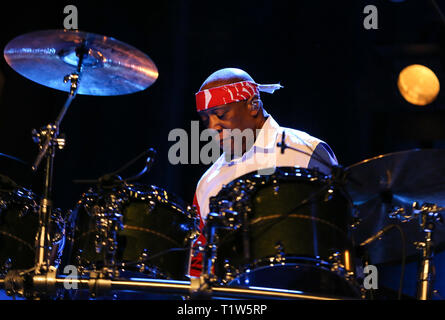 Krakau, Polen - 16. MÄRZ 2016: Der Amerikanische Schlagzeuger Billy Cobham live auf der Bühne in Eis Krakau, Polen Stockfoto
