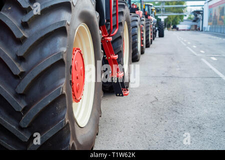 Der neue Traktor Reifen bei industriellen Fabrik Stockfoto