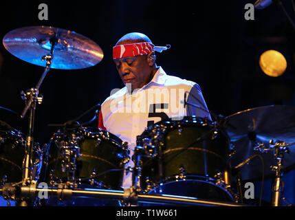 Krakau, Polen - 16. MÄRZ 2016: Der Amerikanische Schlagzeuger Billy Cobham live auf der Bühne in Eis Krakau, Polen Stockfoto