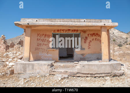 Phinikas ist ein verlassenes Dorf in Paphos entfernt. Es wurde nach der türkischen Invasion auf Zypern 1974 evakuiert Stockfoto