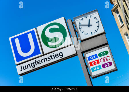 Schilder, U-Bahn, S-Bahn, Jungfernstieg, Hamburg, Deutschland Stockfoto