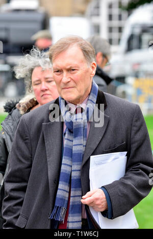 Sir David Amess MP (Con: Southend West) Interview über Brexit auf College Green, Westminster, 27. März 2019 Stockfoto