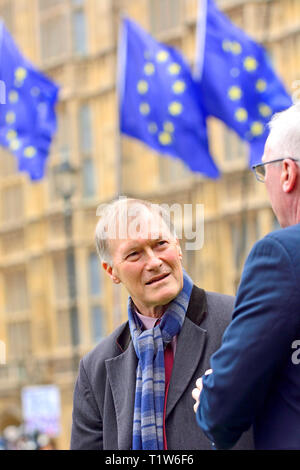 Sir David Amess MP (Con: Southend West) Interview über Brexit auf College Green, Westminster, 27. März 2019 Stockfoto