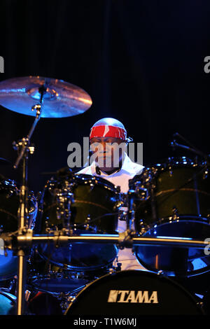 Krakau, Polen - 16. MÄRZ 2016: Der Amerikanische Schlagzeuger Billy Cobham live auf der Bühne in Eis Krakau, Polen Stockfoto