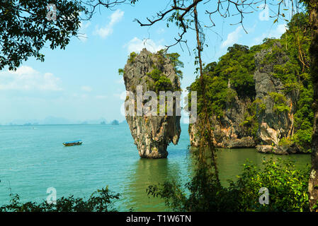 Berühmten Khao Ta-Pu Felsen an der Khao Phing Kan im Nationalpark Phang Nga Bay. Die Insel ist als James Bond Island aus dem Film "Der Mann, von dem bekannt ist, Stockfoto