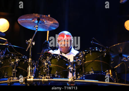 Krakau, Polen - 16. MÄRZ 2016: Der Amerikanische Schlagzeuger Billy Cobham live auf der Bühne in Eis Krakau, Polen Stockfoto