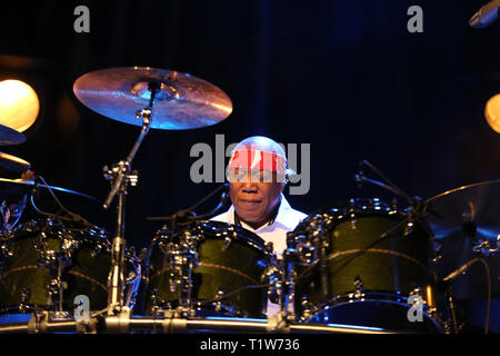 Krakau, Polen - 16. MÄRZ 2016: Der Amerikanische Schlagzeuger Billy Cobham live auf der Bühne in Eis Krakau, Polen Stockfoto