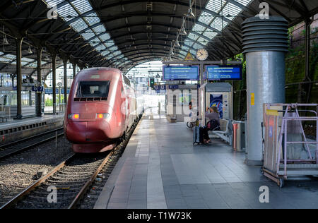 Deutschland: Aachen. Thalys Zug entlang der Plattform im Hauptbahnhof *** Local Caption *** Stockfoto