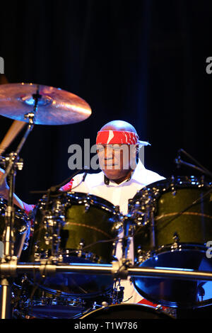 Krakau, Polen - 16. MÄRZ 2016: Der Amerikanische Schlagzeuger Billy Cobham live auf der Bühne in Eis Krakau, Polen Stockfoto
